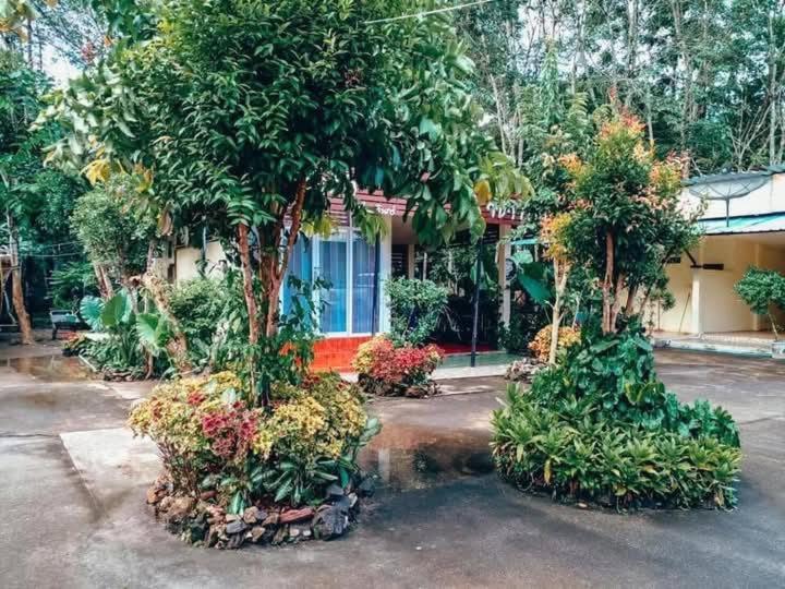 Zahrada ubytování Song pee nong resort Phattalung