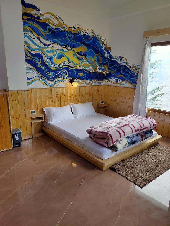 Postel nebo postele na pokoji v ubytování Trishulstaysncafe