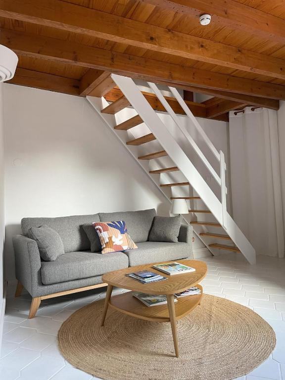 un salon avec un canapé et une table dans l'établissement Maison de ville idéalement située à Châtel-Guyon, à Châtel-Guyon