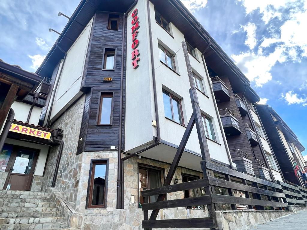 un edificio con un cartello sul lato di Slope nest Bansko a Bansko
