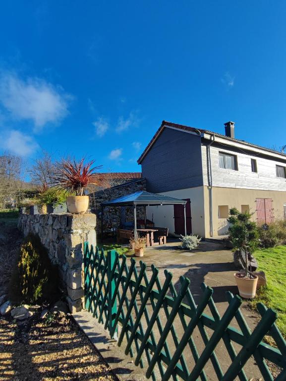 une maison avec une clôture devant dans l'établissement Maison entre Campagne et Foret, à Aspret-Sarrat