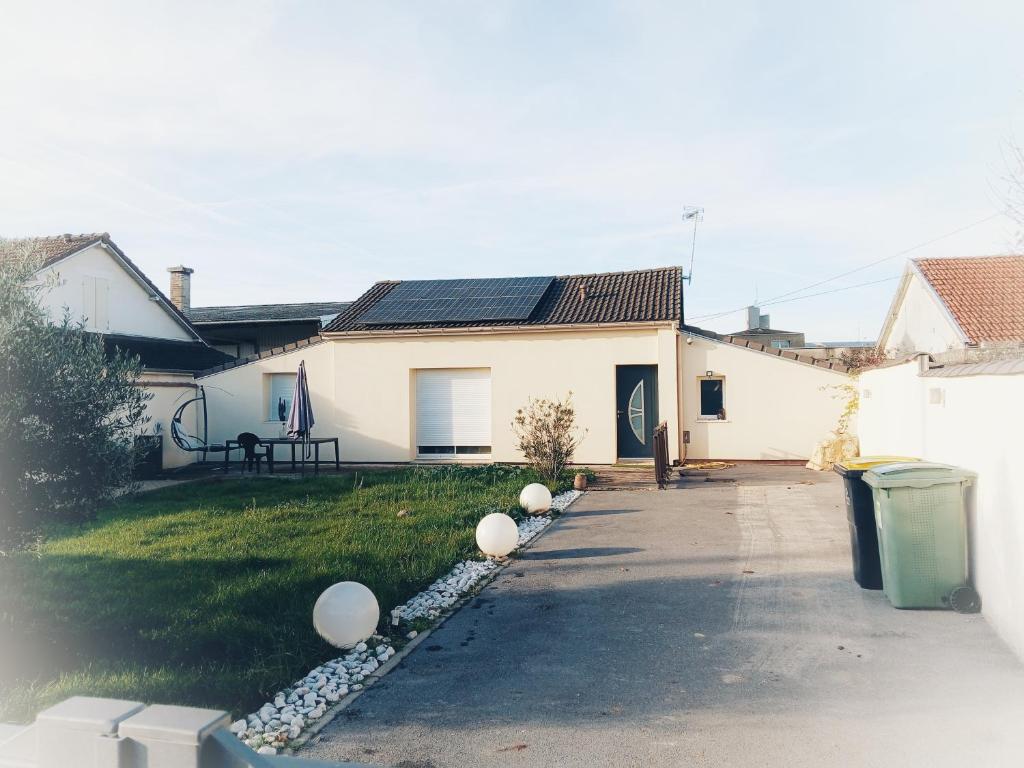 a house with a yard with a driveway at chalonnaise house 120m2 in Châlons-en-Champagne