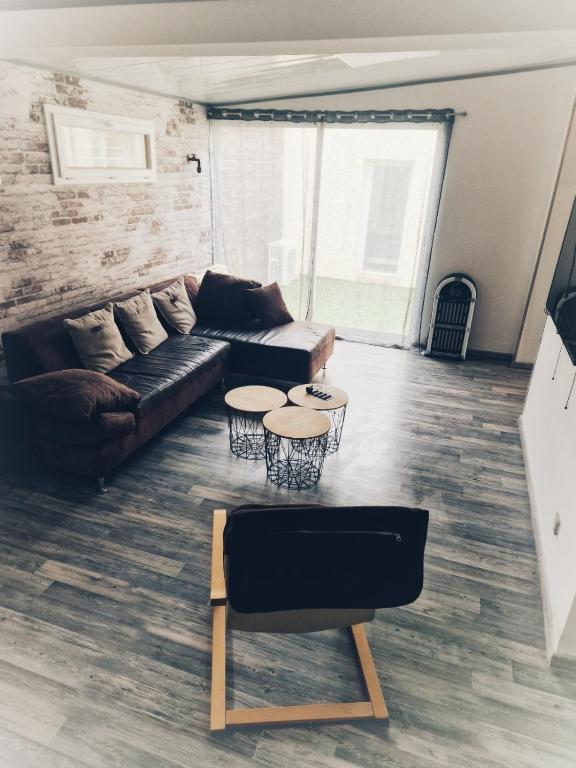 un salon avec un canapé et deux tables dans l'établissement chalonnaise house 120m2, à Châlons-en-Champagne