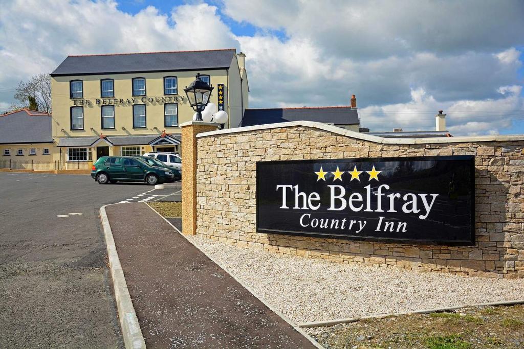 una señal para la posada del condado de Bellingham en un estacionamiento en The Belfray Country Inn, en Derry Londonderry