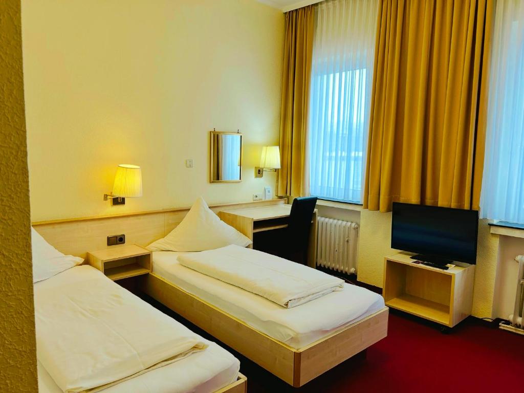Postel nebo postele na pokoji v ubytování Hotel am Marschiertor