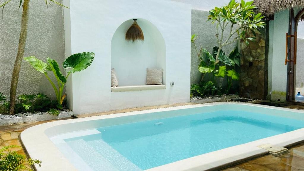 una gran piscina en una habitación con plantas en Best Deals - New Fancy 2BR Private Pool Villa, en Uluwatu