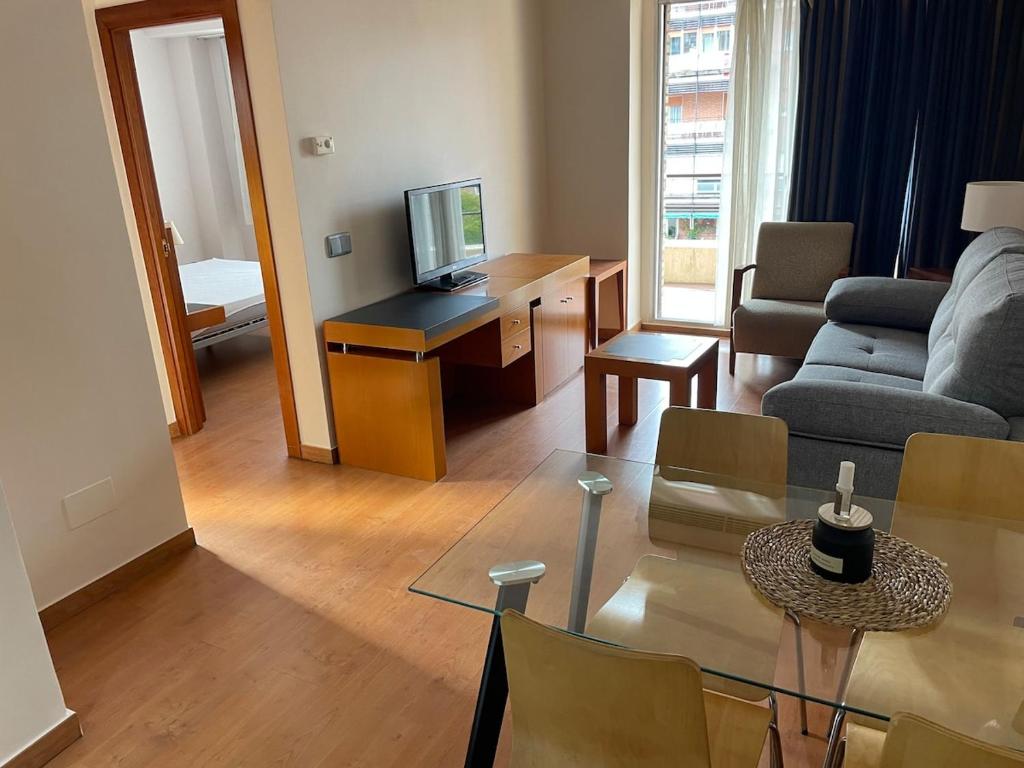 マドリードにあるChamartin St calle Mauricio Legendreのソファとテーブルのあるリビングルーム