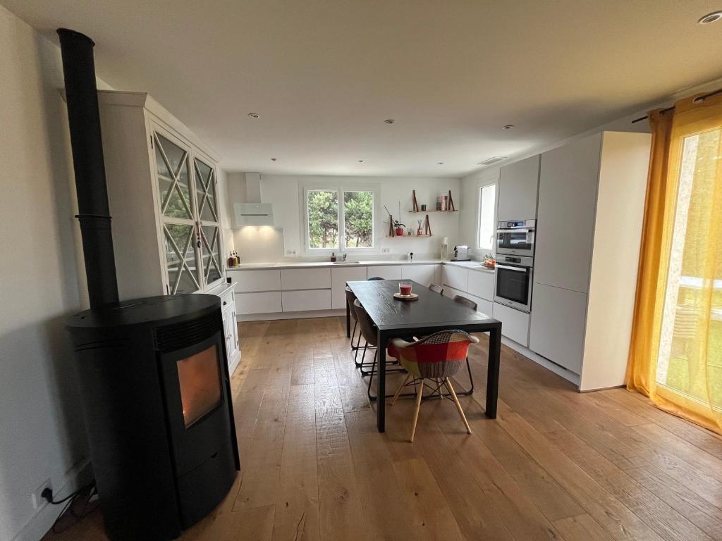 - une cuisine avec une table et une cuisinière dans l'établissement Villa de standing avec piscine, à Roquebrune-sur Argens