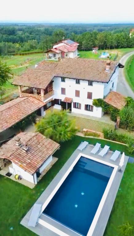 Bazén v ubytování Cascina Bella Relais nebo v jeho okolí