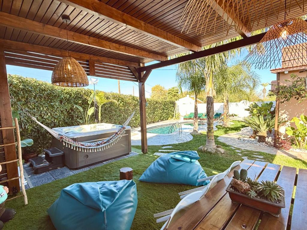 Bazén v ubytování Antonakisvilla - Luxury Pool, jacuzzi & SeaView Retreat nebo v jeho okolí