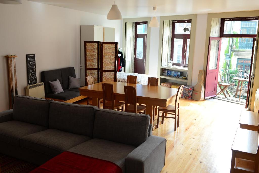 - un salon avec un canapé, une table et des chaises dans l'établissement Loft Taipas, à Porto