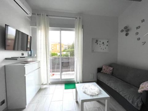 un salon avec un canapé et une table dans l'établissement studio au port d'Agde proche des plage, au Cap d'Agde