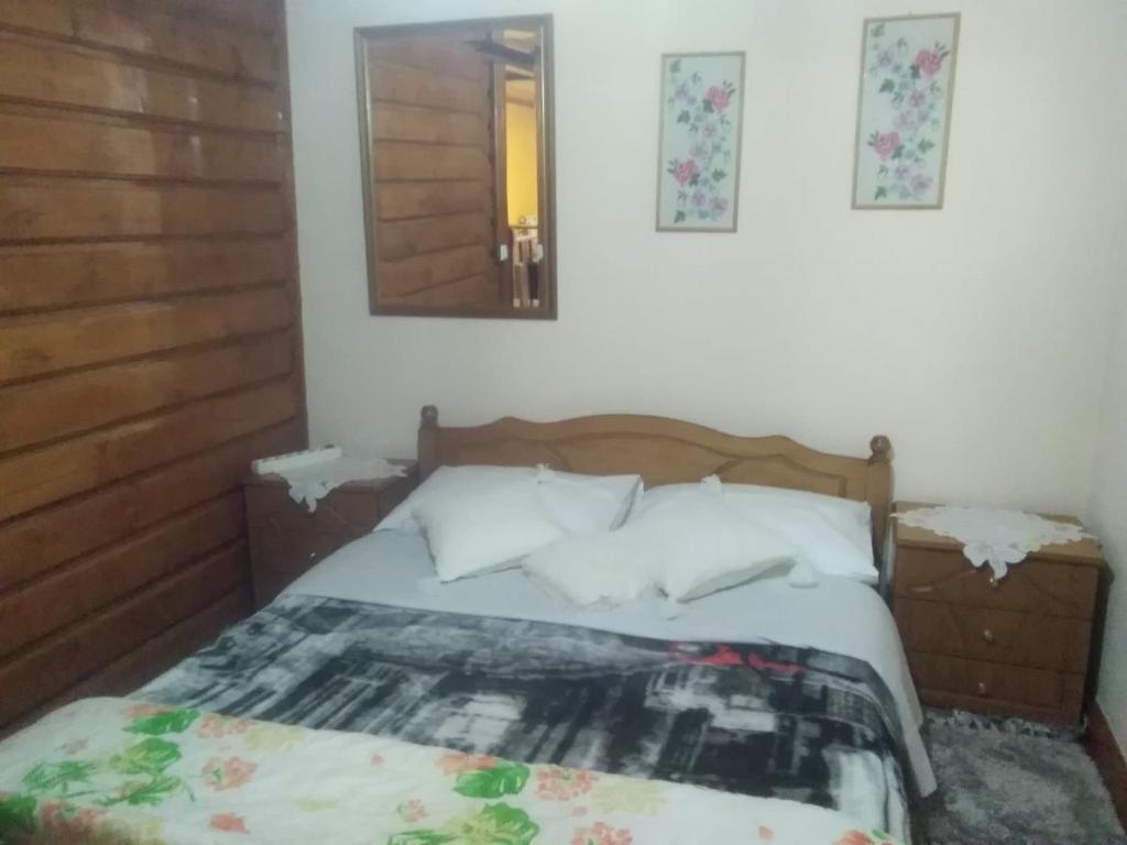 Postel nebo postele na pokoji v ubytování Kallistws House