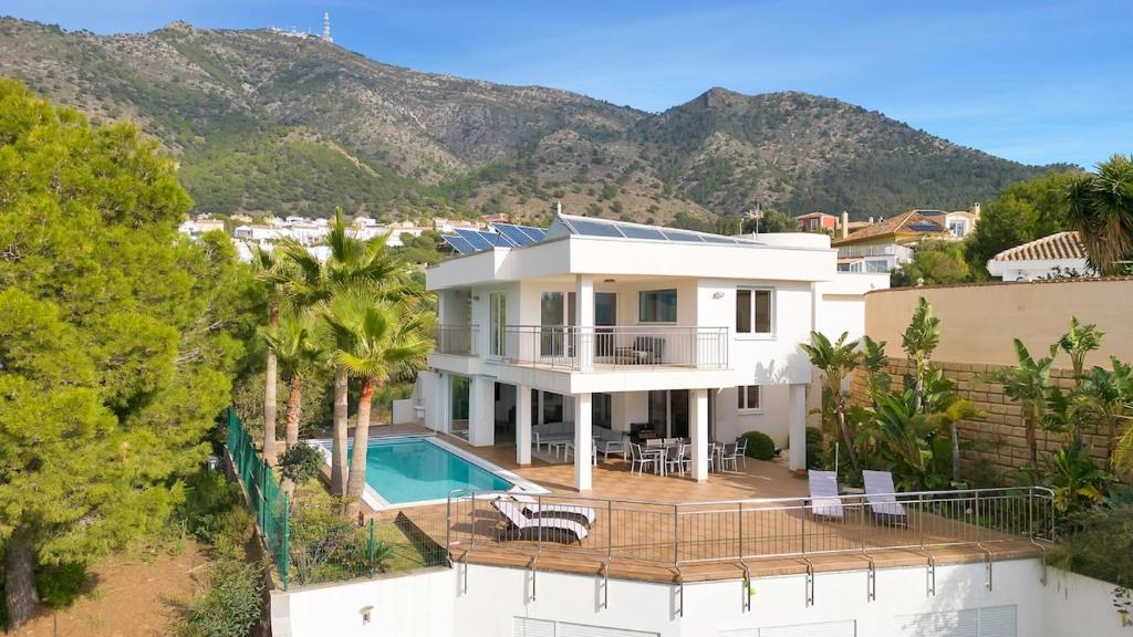 an aerial view of a white house with a swimming pool at Villa -Heated pool -Amazing view -Ideal for groups in Mijas