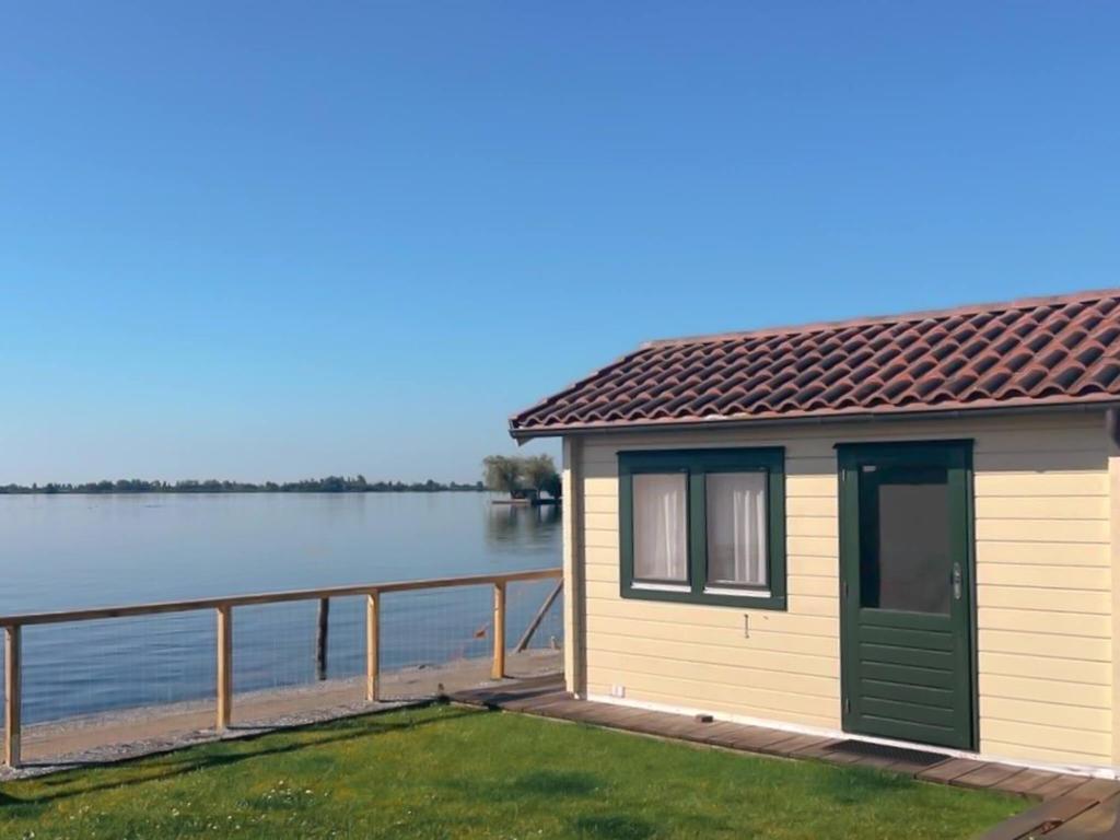 VISSERSLUST Rooms, Apartments and Houseboats - Houseboat With Lake View