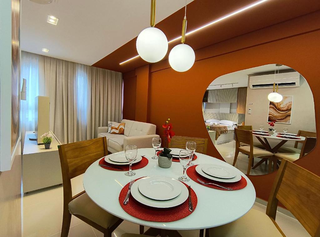 jadalnia i salon z białym stołem i krzesłami w obiekcie Rio Park Avenue, Studio 15 - by TRH Home Stay w mieście Recife