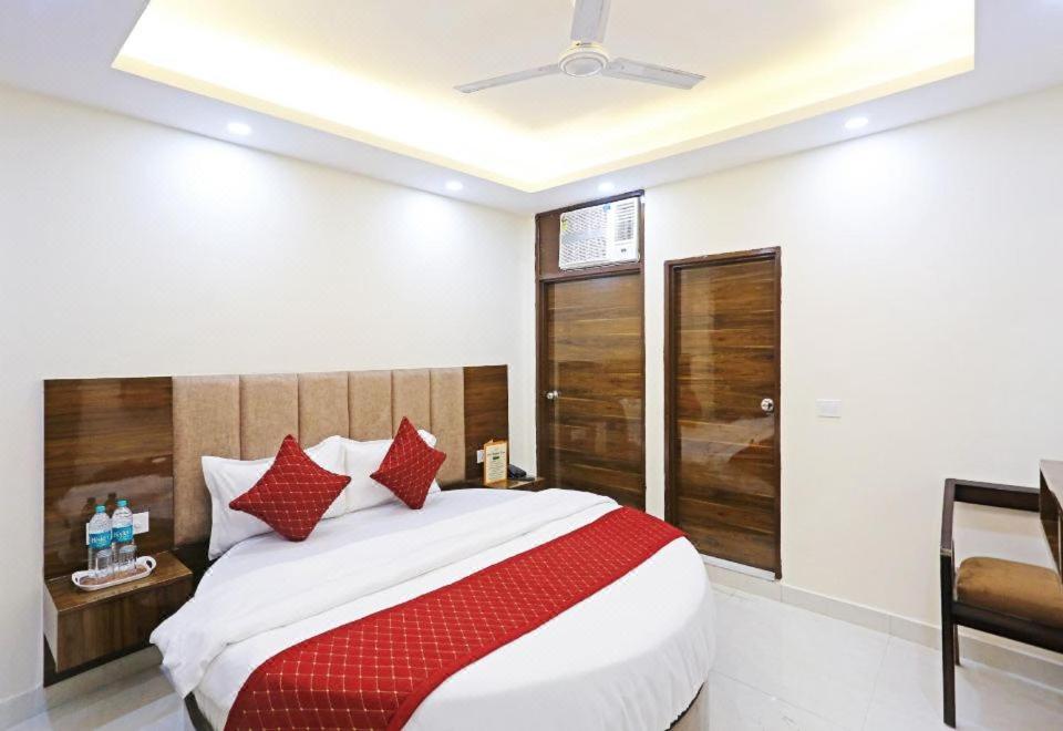 Postel nebo postele na pokoji v ubytování Hotel Vijaydeep Place Near Delhi Airport