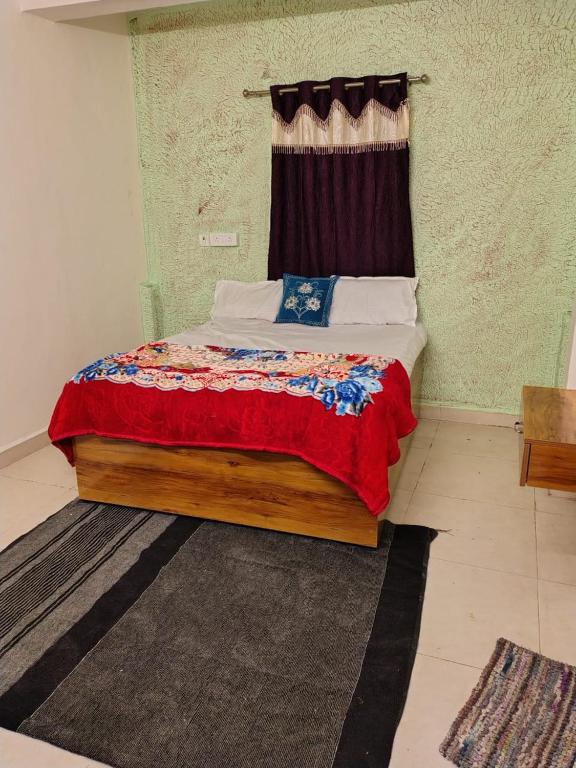 Postel nebo postele na pokoji v ubytování Shree om sai lodging