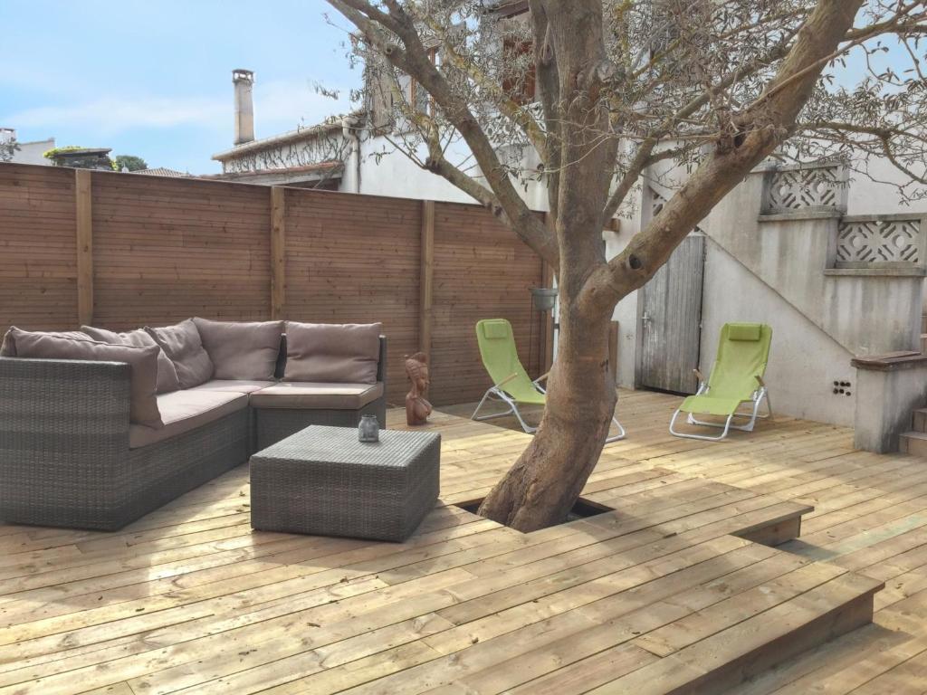 Χώρος καθιστικού στο Maison charmante à Agde avec jardin et aire de jeux.