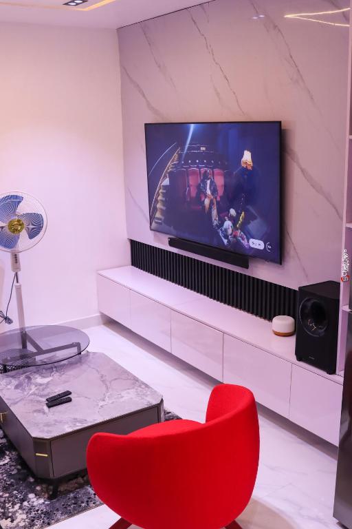 TV a/nebo společenská místnost v ubytování Meenah luxury homes