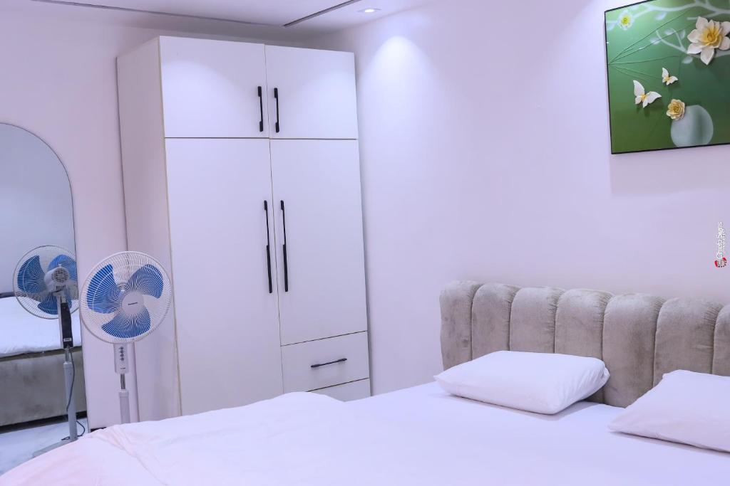 Postel nebo postele na pokoji v ubytování Meenah luxury homes