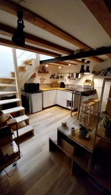 une grande cuisine avec un escalier dans une pièce dans l'établissement Charmant duplex au cœur de Toulouse, à Toulouse