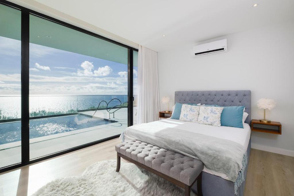 Ένα ή περισσότερα κρεβάτια σε δωμάτιο στο Ocean Pearl - Deluxe OceanView Heated Pool