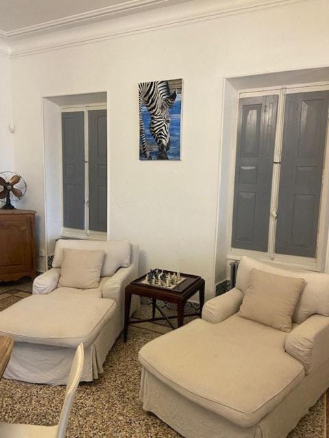 - un salon avec deux canapés et une photo zébrée sur le mur dans l'établissement Domaine Epervier, à Sorgues