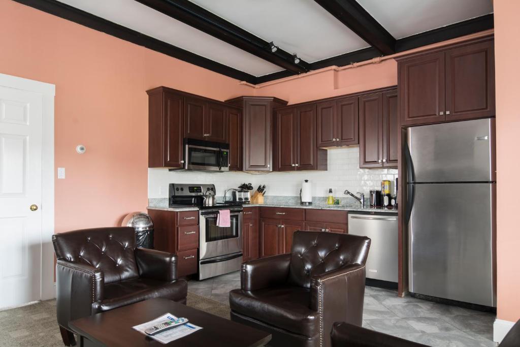 Longwood Inn - 