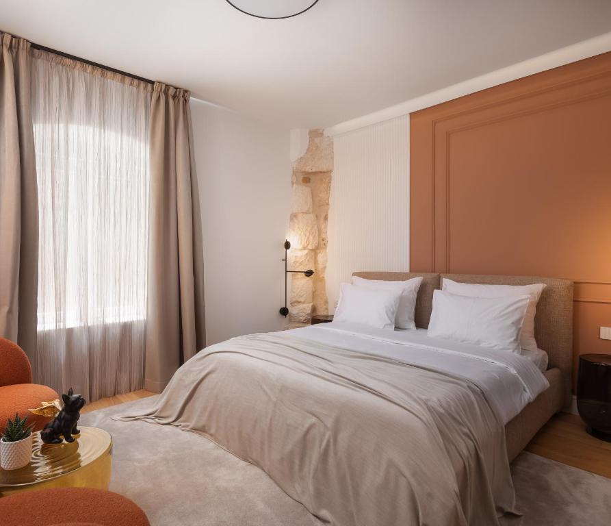 Postel nebo postele na pokoji v ubytování Golden Gate Deluxe Room - Unique UNESCO Location