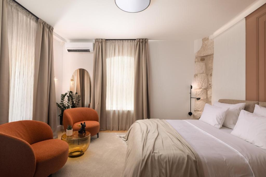 Postel nebo postele na pokoji v ubytování Golden Gate Deluxe Room - Unique UNESCO Location