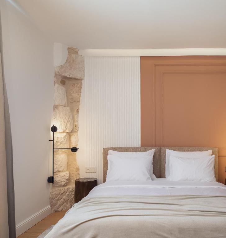 Postel nebo postele na pokoji v ubytování Golden Gate Deluxe Room - Unique UNESCO Location