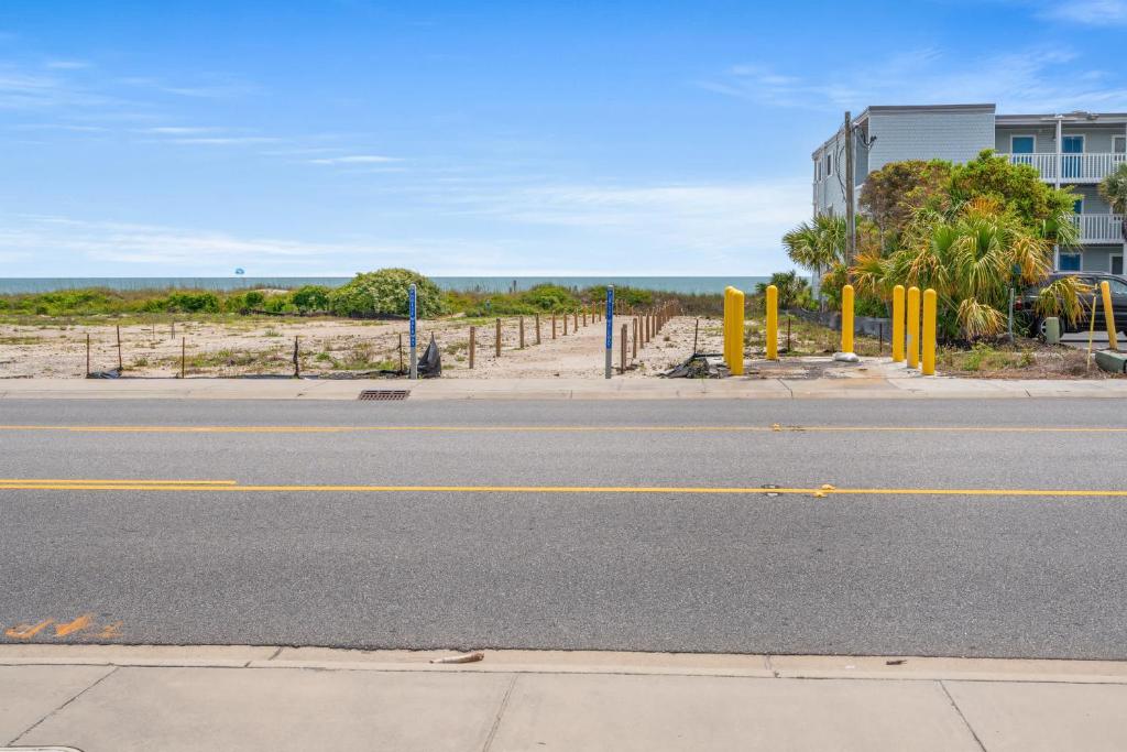 Foto de la galeria de 4BR2BA Sleeps 12 Pet-Friendly Steps to Beach a Myrtle Beach