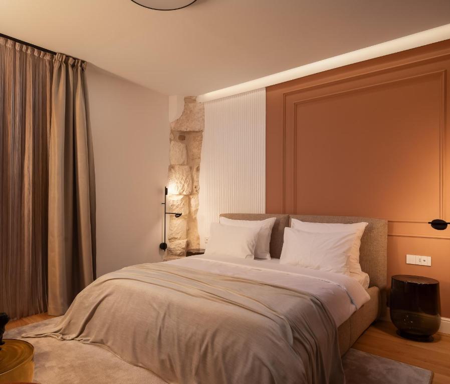 Postel nebo postele na pokoji v ubytování Golden Gate Deluxe Room - Unique UNESCO Location