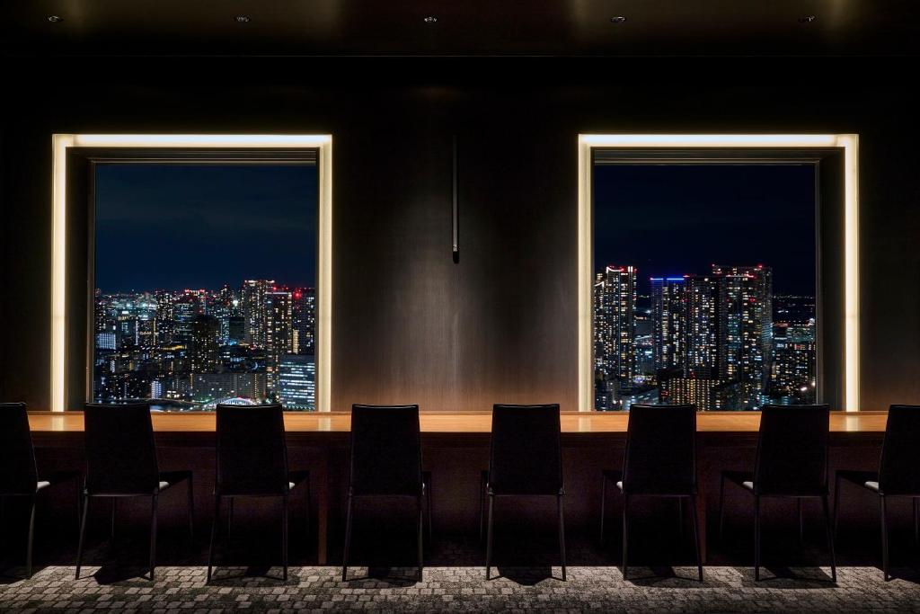 東京にあるザ ロイヤルパークホテル アイコニック 東京汐留の- 市街の夜景を望むダイニングルーム