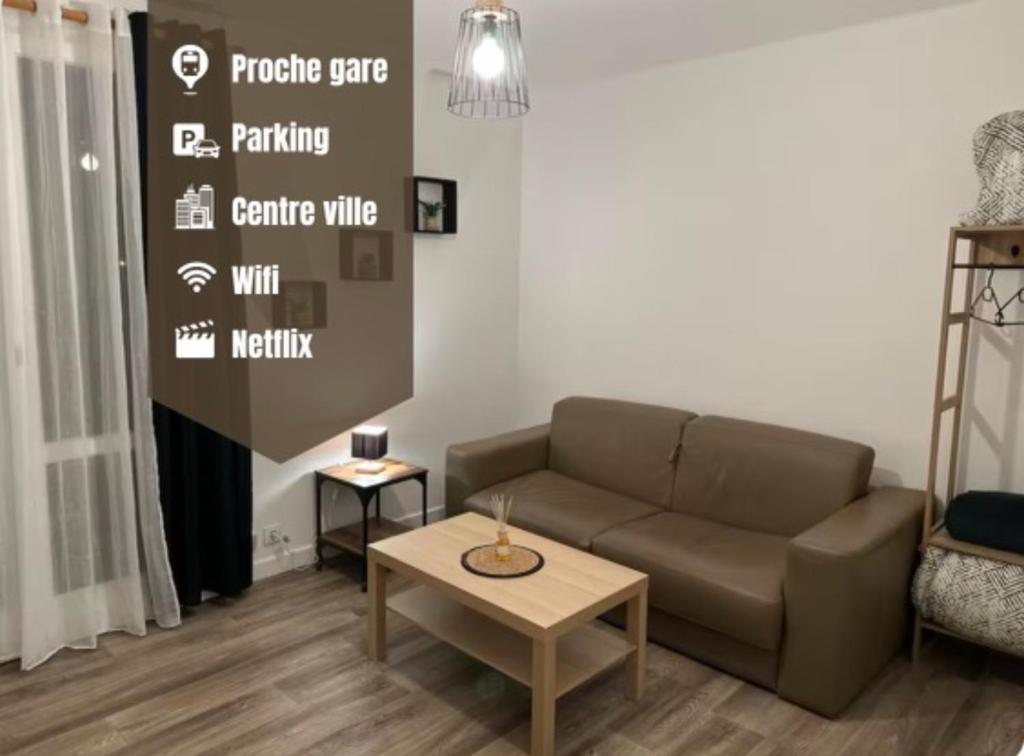 un salon avec un canapé et une table dans l'établissement Studio meublé Florella proximité GARE-wifi, à Tonneins