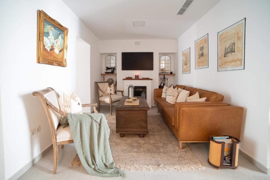 a living room with a couch and a tv at Casa Hera - Boutique House in Alhaurín el Grande in Alhaurín el Grande