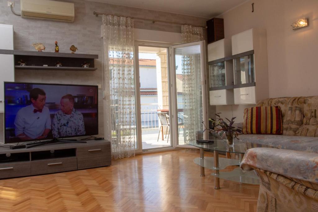 Μια τηλεόραση ή/και κέντρο ψυχαγωγίας στο Apartments Mia's Terrace In The Sun