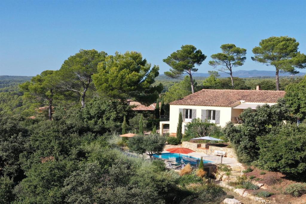 une villa avec piscine et un resort dans l'établissement 83sygu, à Lorgues