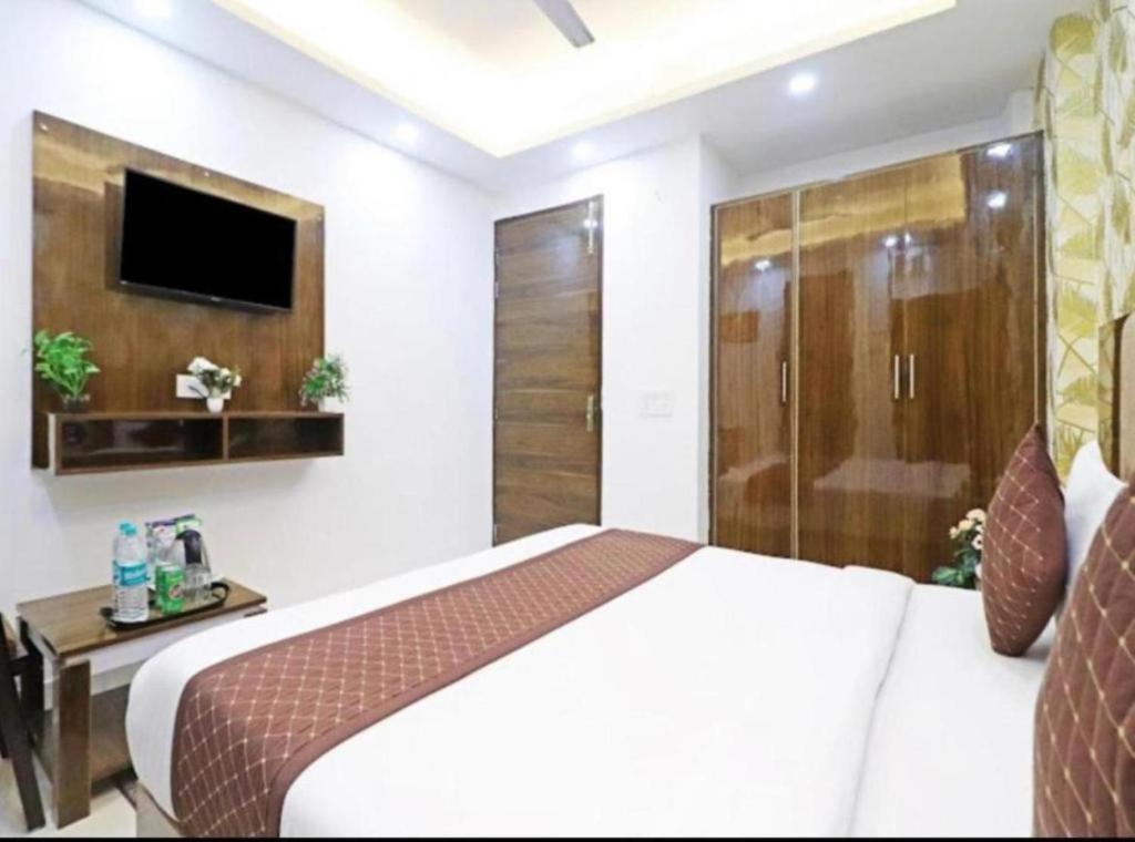 Postel nebo postele na pokoji v ubytování Hotel Vijaydeep Place Near Delhi Airport
