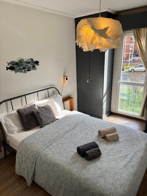 Hotel Lisbon Woods House II, a bedroom with a large bed with two towels on it at Lisbon Woods House II in Lisbon