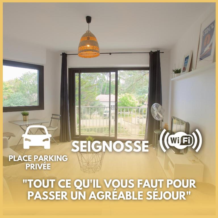 Cette chambre dispose d'une fenêtre donnant sur une terrasse. dans l'établissement Seignosse - Forêt - Lac - Ocean - Couple - Surf, à Seignosse
