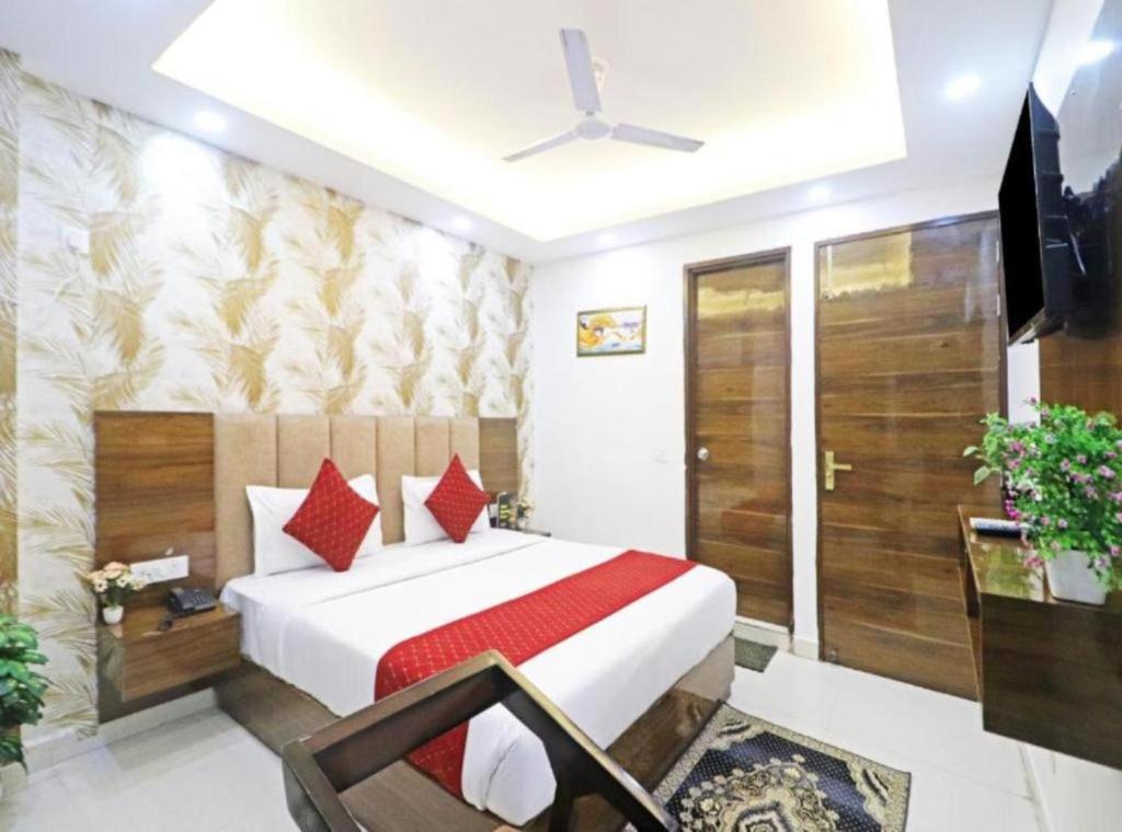 Postel nebo postele na pokoji v ubytování Hotel Vijaydeep Place Near Delhi Airport