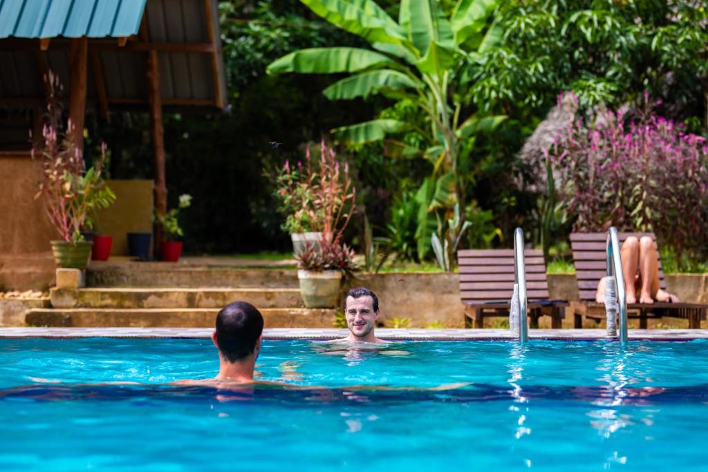 ウダワラウェにあるMaika safari lodgeのスイミングプールでの2名分の水泳