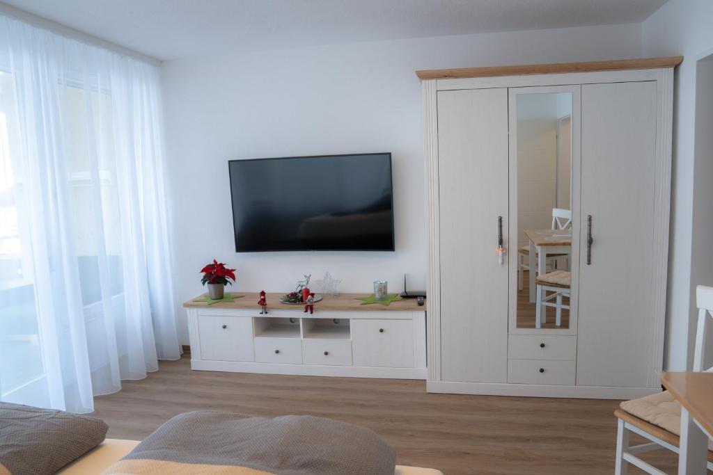 TV a/nebo společenská místnost v ubytování Ferienwohnung Clara