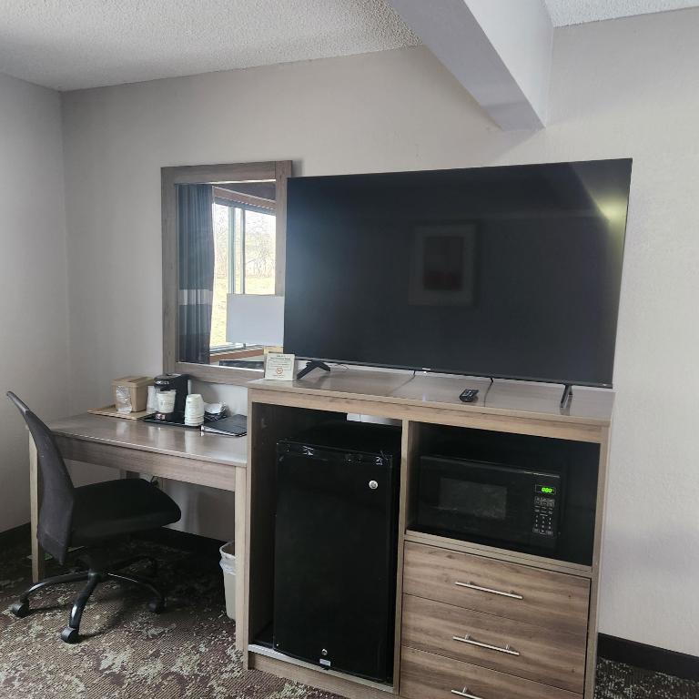 Ramada by Wyndham Cedar Rapids South - Deluxe Zimmer Mit Kingsize-Bett – Nichtraucher