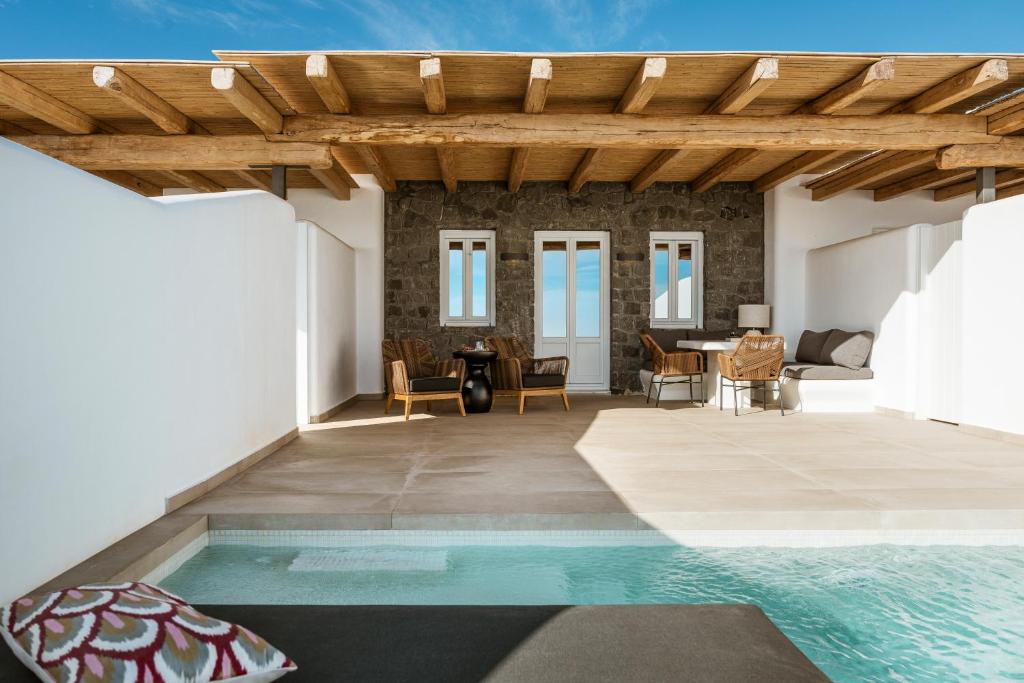 Bazén v ubytování NĒRO Suites by NOMÉE Hospitality Group nebo v jeho okolí