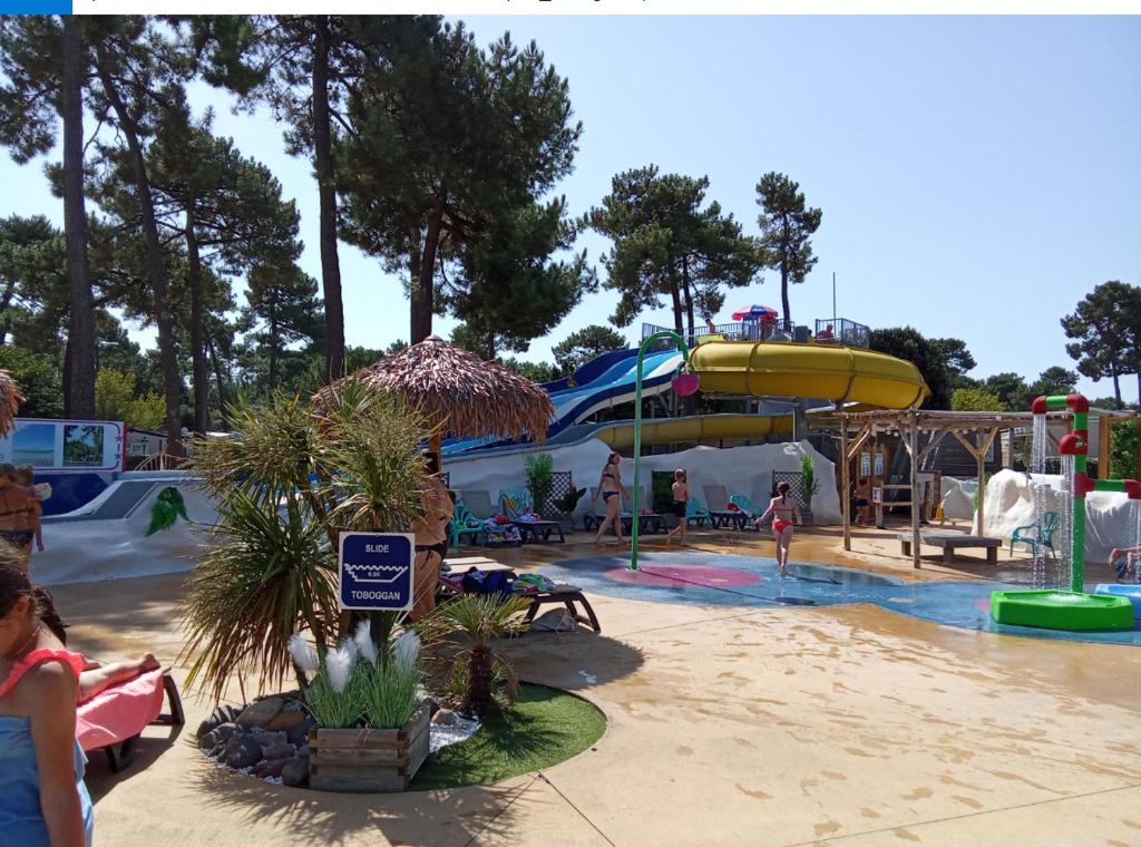 un parc aquatique avec un toboggan et une aire de jeux dans l'établissement Mobil home Charente maritime, à Ronce-les-Bains