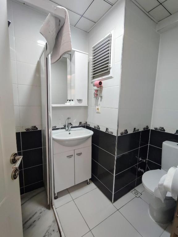 Koupelna v ubytování ADOR TROIA HOTEL