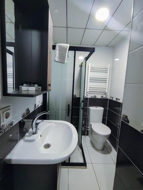 Koupelna v ubytování ADOR TROIA HOTEL